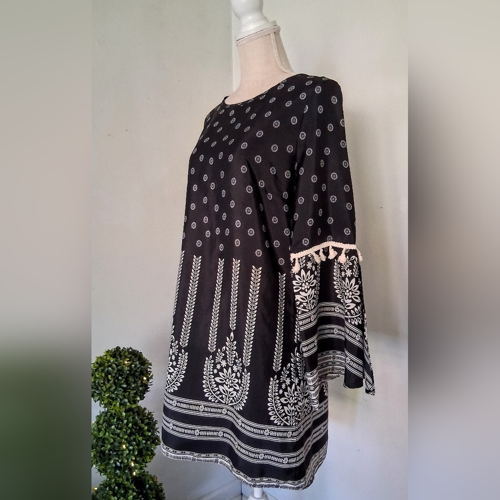 Black & White Blouse - Pom Pom Banded Sleeves - Open Sleeves - Large - Picture 2 of 8